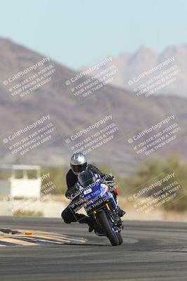 media/Oct-30-2025-Racers Edge (Thu) [[dabbdaf680]]/3-B Group/Session 2 (Turn 14)/